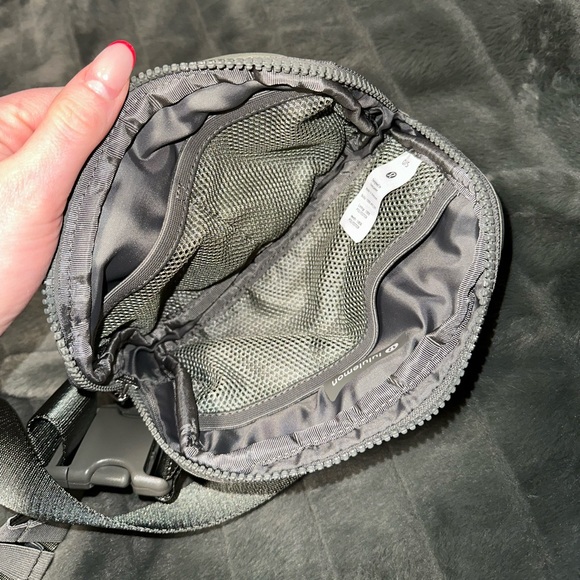 Lululemon Everywhere Belt Bag 1L - Picture 2 of 3